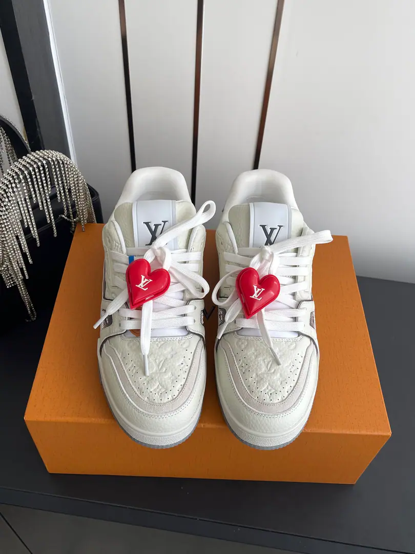 [Append➕60] 🏧𝐋𝐕 𝐓𝐫𝐚𝐢𝐧𝐞𝐫Louis Vuitton. Sports shoes Skis. Couple money.👫 Original procurement development Make the goods. ParagraphLV Trainer The sneakers are chosen to use cattle leather to shape the face of the shoes., It takes hours of heart sewn to complete.. Classic from Virgil Abloh The hand., Showing inspiration from the ancient basketball shoes.. Fashion original custom-made head-decked cow skin The original inside is custom-made in the air network. Original Open-Screen Double ColourTPUGroup Bottom Codes: 35-44