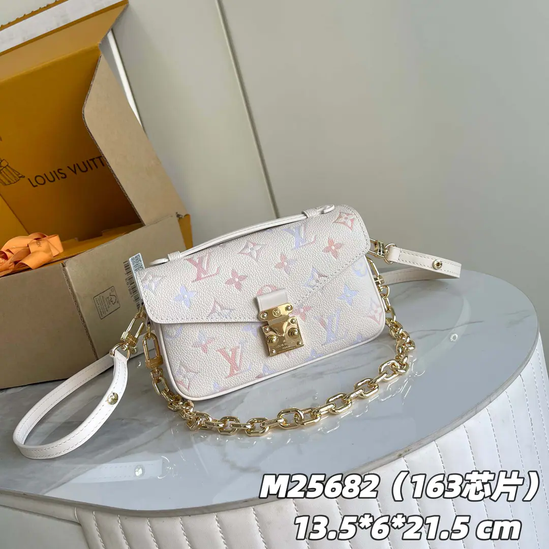 【 C01 Chip version】 Internal pricesP Paragraph: M25682 Head skin Original List Enhancement💪【I'm taking a background picture.】Paragraph Pochette Métis East West Pumping of a bag with a pony leather., And then we'll use digital stamping as a classic. Monogram The pattern is a gradient of water colour., Smart as a bell. Dream The Dream theme of the series.. Metalware with S-lock The locks are shining and the sun is shining., The zipper and multiple inner bags can accommodate the requirements of day and night. 13.5 x 6 x 21.5 centimetres (High x Kuan x Length)