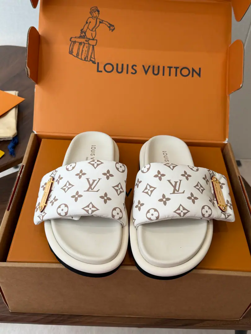 Louis vuitto* 26ssFahrenheit. Couple money. Tow the bread. Another one. Latest Emphasizing %Real feather fill. Top-Adoption LVThe foot of the super-explosive old flower slipper bread at the top. It's so soft and so cozy. The donkeys are so lucky this year. Yes. I'm sure it's a lot better than my second uncle's slippers. The magic stick is designed to be so thin and so thin. Summer favorite.！！ It's a fashionable design. Cool styles can be matched.！！ Size: #Men and women35-45