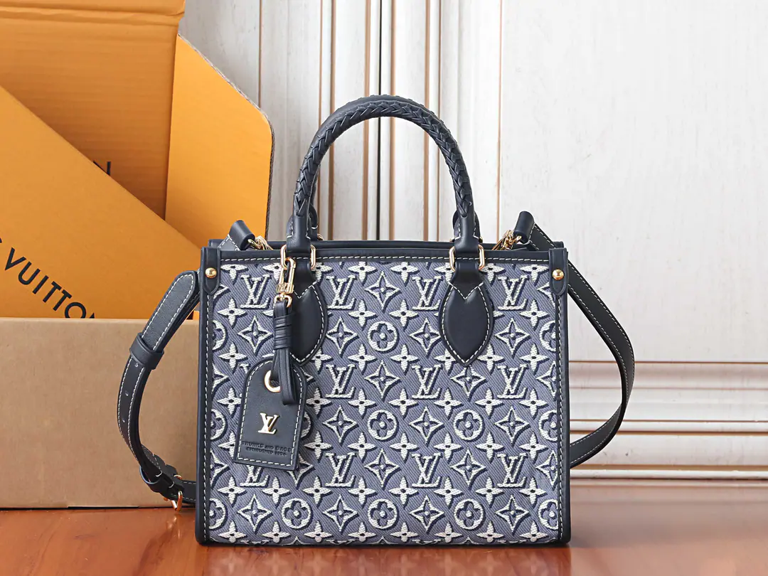 【 C01Dynamic chip】Top First List, Development of the original M2A ✨‼️Paragraph OnTheGo Small-patch bags combined with brand-style traditional crafts and Mording., By Monogram Emblème The markings go back to Louis Vuitton. 1896 The original canvas from the year.. ♪ And the metal glitters ♪, Nameplate LV Letter, A small tribute to the brandy box.. Customize cotton clothing for interior liners. 25 x 19 x 11.5CM (Length x High x Kuan) Monogram Emblème Pattern Bring the fabric. The leather side of the cow. Cotton liner Metal - Clips. The corner of the nail, the belt. The zipper's in the bag. Double bag. Unable to deactivate nameplate Acceptable 9 Inch tablet computers, 6.7 Inches of smartphones, Headphones, Zippy The wallet., Books, Sunglasses and keys. France, Made in Spain or Italy, or manufactured in the United States using imported materials Shoulder belt.: Disableable, Adjustable Half a band.: 48.0 centimetres Half a length of the belt can be moved.: 52.0 centimetres Hand handle.: Hand handle.