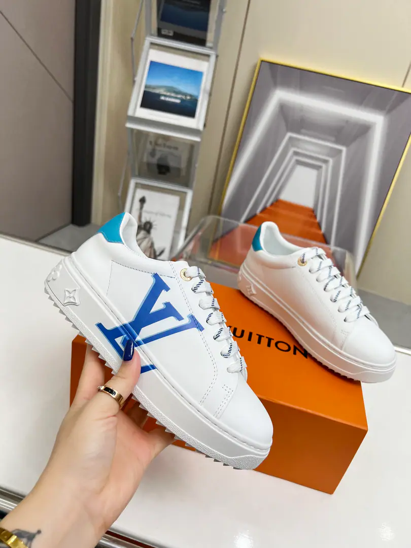 LVWhite shoes. It's a summer edition.Time OutThe sneakers are made of calf skin., The details are so rich., Especially the side with a super big one.LVFirst Letter Signature. Double-coloured edges and sutures are aligned with the logo., And the golden eye that was carved adds a touch.. The model uses the top rubber surface., And with the marks.3DPattern. Colours: Blue.Size: 35-41.Men38-45
