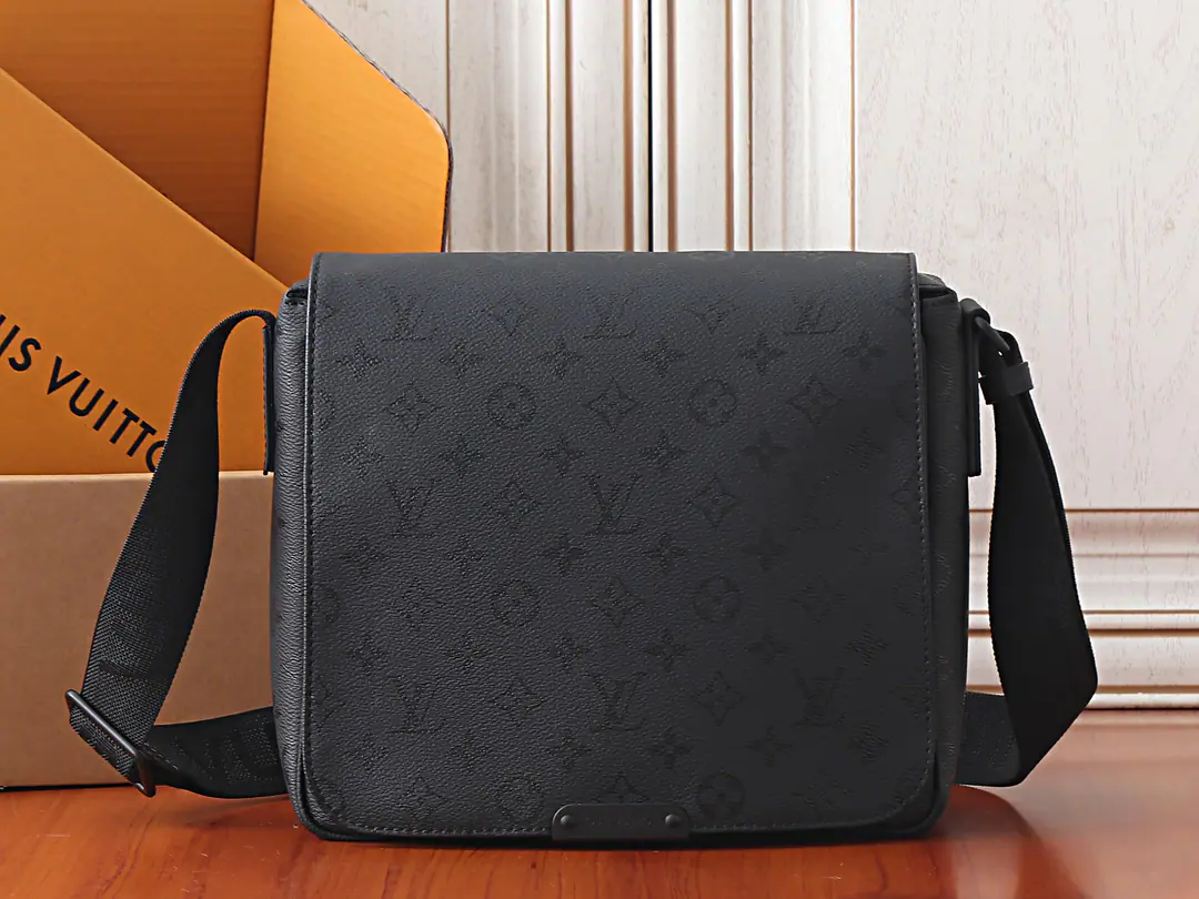 【 C01Dynamic chip】Top First List, Development of the original M2A ✨‼️Paragraph Bastille The small mailman's bag was... Monogram Midnight The canvass shapes the classic contour., The art of the art of the brand.. Scale design is appropriate, To bring the tablet and other daily requirements together in an orderly fashion, I'll have a zipper bag on the back.. Use a finely regulated fabric strap., We're going to be on the back with a lot of things.. 23 x 27 x 8CM (Length x High x Kuan) Monogram Midnight Tiled canvas. The leather side of the cow. Built liner Metal Main Layer The button caps open. Inline bag Storeable 11 Inches flatboard computer - Label bags. Shoulder belt.: Undismantable, Adjustable Half a band.: 34.0 centimetres Half a length of the belt can be moved.: 74.0 centimetres