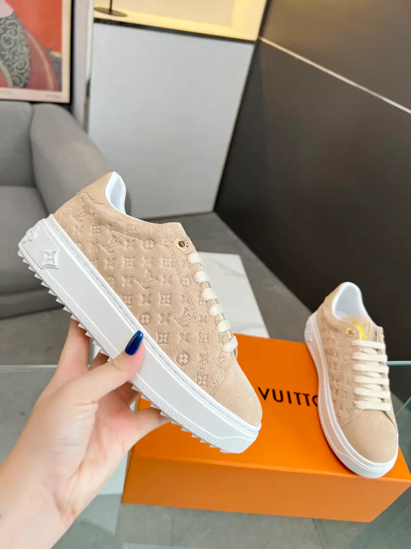 Paragraph Time Out LVThe sneakers are velvet-like, velvet-faced cow leather and mini-skinner. Monogram Leather pressurized.. The Louis Vuitton logo with the placarded eye and shoe tongue is rich in detail.. The tides are thick and the outside is blooming. Monogram Flowers.. Monogram Leather, velvet face. Codes: 35-42Code,39-45