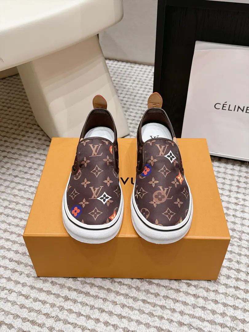 Requisition level #Men LV 27/New paragraph The joint name of the Fed.Combi Men's leisure shoes. LV Louis Vuitton. 27ssThe joint name of the Fed.CombiSeries Thick Leisure Sports shoes LeFlell Shoes. Shoes. Louis Vuitton introduced a new version.2027Show series. These new personal styles. It's bringing us different styles. Fabulous.: Original customized imports of cattle skin/Layout Uchi.: Original custom customised in soft sheep skin Otsumi!: Original modeling of slide-resistant rubber material Bottom: 2.5CM Size: Men39-45
