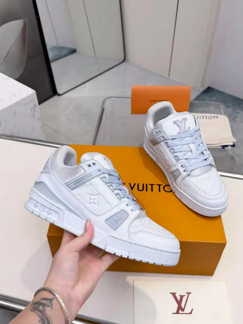 Plant price LV Trainer Spring-shy-square-coloured slabs. As branded high-end leisure shoe poles, These low-saturated, light-coloured departments are built for spring and summer., This time bring fog., Milk and lemon., Three blues of clear ice., Balancing the colour values, Shoemaking and appliance. The whole pair of shoes is selected for the imported head-pumped cow skin., Shoes are pressured to the same color.MonogramFlower Darkness, Light refractions the fine interior of the texture, "Forget the exaggeration of the large area of the stamp.". Brand letters are printed using a sculpting process in the sculpturing belts with the sign of the shoe waist., Match side.LVSquare Skins, Multiple tailors., All oil containment on the edge of the skin., It's a good way to avoid the problem of wearing a long-term skin.. Function Configuration, Shoes filled with high density bounced back into sponges., The condition of the weak shoes.. A classic pulptone brand with a double-story pulp rubber on the bottom side., Bring moderate increases in effect, Internal shock buffers for the base of the shock.. The external intersection of the textures combines smooth and grinding., Daily commute, It's a good match for a short trip.. Three colours clearly distinguish.: The mist is a very simple color., Light Business, Extremely simplecleanfitIt's all there.. Cream yellow and old., Gives you a soft touch.. The ice is clear and clear., It's a popular choice for the current players.. Shoes. Optimized wide-ranging treatment., Both men and women can handle it., The light-tone color fits the cowboy., ♪ Pitchy pants ♪, Most of the clothes are for the rest of the pants., It's a light and luxuries that enhances the accuracy of the device.. Packaging: Full package Codes: Couple money.35-45Code