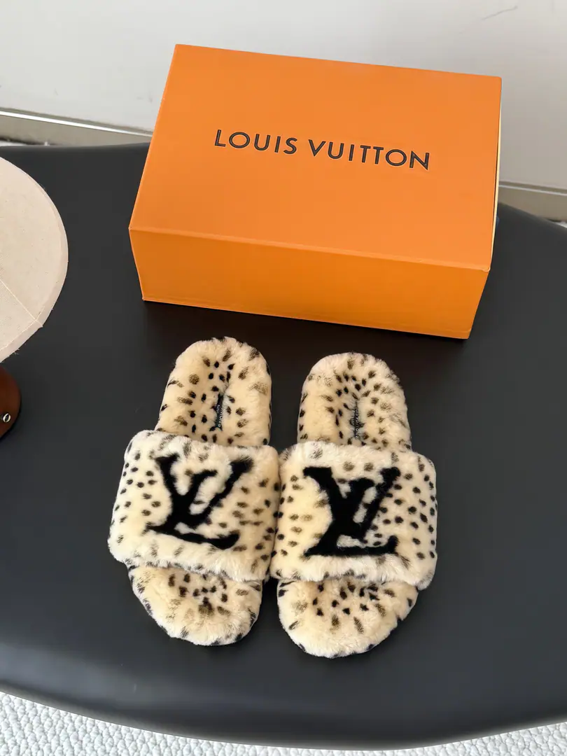 🏧𝐋𝐕 26KNew fur slippers.！ This is so cute.～ ♪ Soft and fluffy hair ♪, It's warm and warm.! I'm gonna raise my legs.! Autumn and winter with socks and lazy. The upper feet are really nice and fashionable.!It's so beautiful.! Import wool, ♪ My hands are so delicate and so soft and smooth ♪ Original model rubber bottom Size: 35-41（40/41Custom）