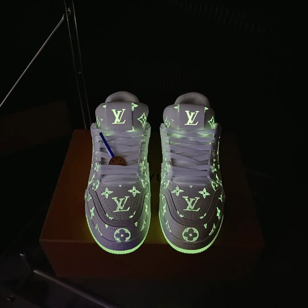 Plant The latest new nightlight.‼️ New money coming in.！ LV TARINELouis Vuitton. Donkey. LHome. Line limit Couple money. Leisure Sports shoes Skis. Original procurement development Make the goods. Paragraph LV Trainer The sneakers are depicting smooth cattle leather. Monogram Pattern, I'm telling you about the inspiration of the ancient basketball shoes.. A lot of shoes. LV Letter, The logo dates back to the brand. 1854 Year Send a cabinet for fine packaging🛍📦 ▪️Fabulous.: Original customized import of head-level cattle skin ▪️Uchi.: The original custom-made air network. ▪️Otsumi!: Original Open Model Slide-InTPUMaterial