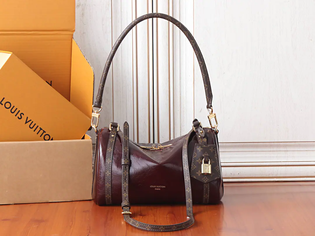 【 C01Dynamic chip】Top First List, Development of the original M3A ✨‼️Express ♪ Small pocket ♪ 2026 ♪ The early autumn is so beautiful ♪. The leather skin of the granular cow is metallicly pigmented., ♪ And the light is flowing ♪. Monogram The canvas side is aligned with the same pattern., The classic key bag and the locking dots., Dismantled and fixed on zipper head, Unlock the other shapes.. 26 x 17 x 13.5CM (Length x High x Kuan) Cow leather. The topsaling side. Monogram Inside of the stamp fabric Metal Double zipper. Disabled key bags and undisable locks（You can hang on to the zipper.） Shoulder belt.: Disableable, Adjustable Half a band.: 41.0 centimetres Half a length of the belt can be moved.: 47.0 centimetres Hand handle.: Hand handle.