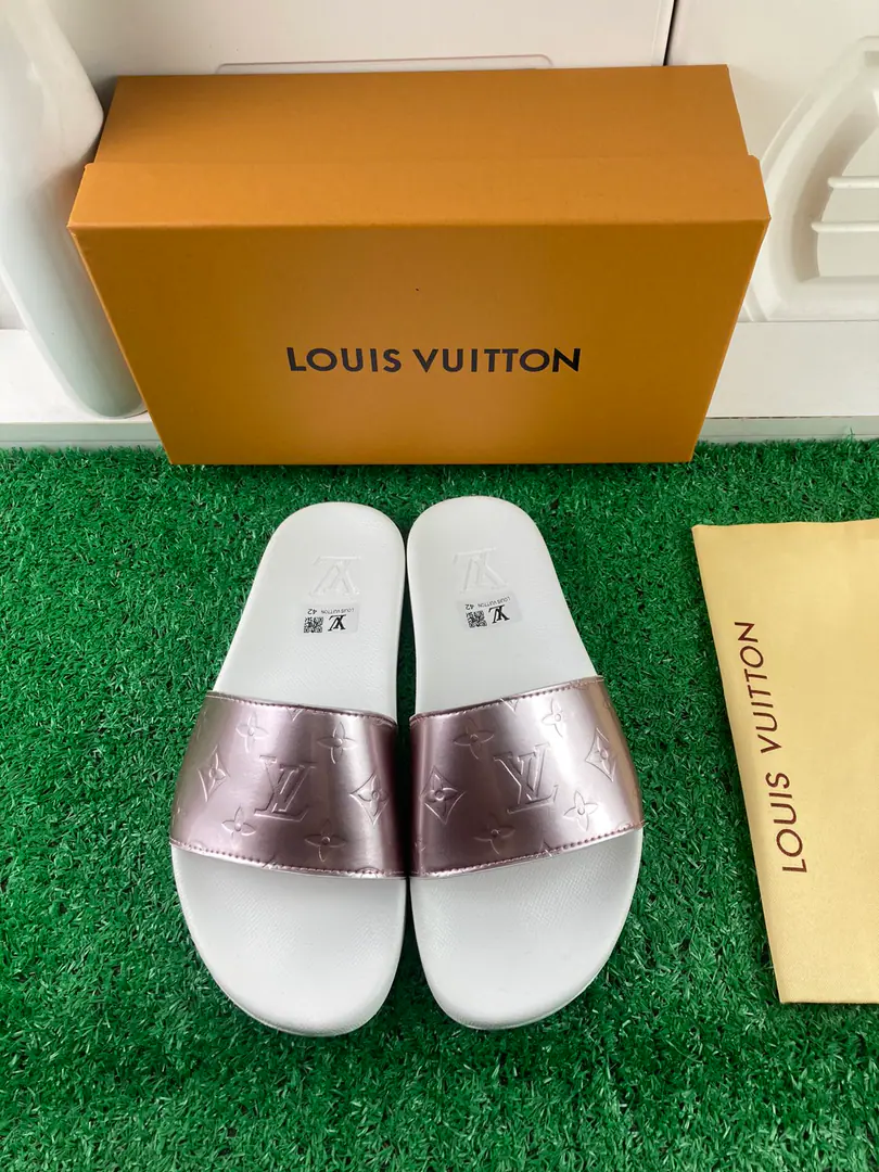【LOUIS VUITON】2021Louis Vuitton's slippers., Original1.1Make a reservation., The classics of the cabinet.. Heat of shoes.logo, The top counter.logo, No details are missing. This slipper is a special hot spot. The material is made in parallel with the cabinet.. Colours: Multi-Currently Optional, To customize size:Female: 35/36/37/38/39/40/41/42 Men: 38/39/40/41/42/43/44/45/46