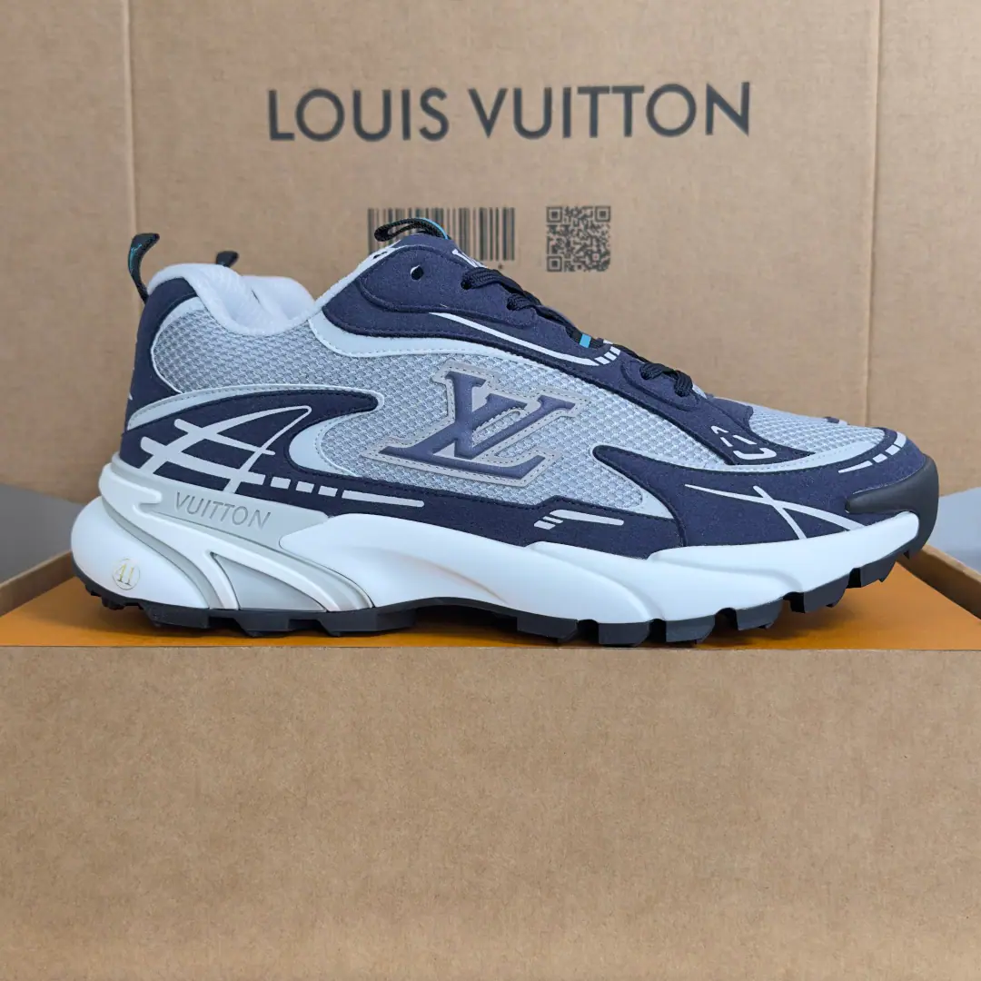 Top Version: Men LVLouis Vuitton. Donkey.LHome.TaticSeries Leisure Sports shoes Run-off shoes. Dad's shoes. LV Tatic Runner Sports shoes. 1990 The years of running shoes are inspired., And the new wave of sports aesthetics.. The eye and the technology together build the shoes., LV The letters are so colorful and moving.. The light-rolling outside brings with it a 24/7 comfort of wearing., More. Vuitton Sign it up. Send a cabinet for fine packaging🛍📦 ▪️Fabulous.: Original import of wool leather+I'm gonna get a little air-net eye. ▪️Uchi.: The original custom-made air network. ▪️Shoes under the sole.: Original Open-Screen Double ColourTPUBottom of Group ▪️Bottom: 5CM ▪️Size: Men39-45（44/55Custom）