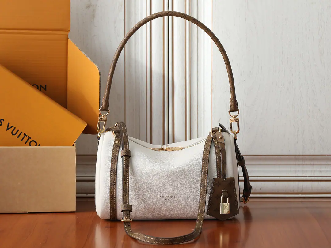 【 C01Dynamic chip】Top First List, Development of the original M29392✨‼️Paragraph Express Small-hand bags for a little leather., By Monogram The canvas is for the key bag and the shoulder belt.. Internal space to ensure a clean harvest, The glitter locks can be connected to the head.. 26 x 17 x 13.5CM (Length x High x Kuan) Monogram Reverse Pattern Cow leather. The topsaling side. Cotton liner Metal Double zipper. Disabled key bags and undisable locks, It's fixed on zipper head. Shoulder belt.: Disableable, Adjustable Half a band.: 41.0 centimetres Half a length of the belt can be moved.: 47.0 centimetres Hand handle.: Hand handle.