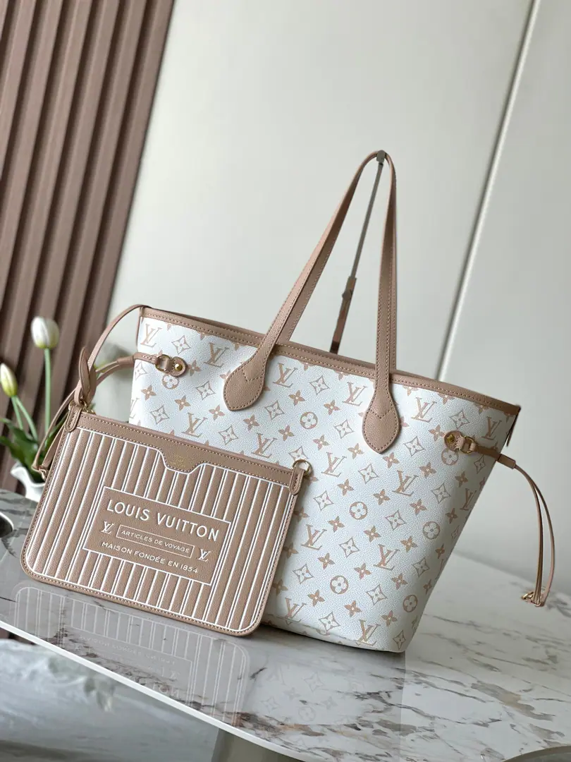 Paragraph25665White flowers on sand dunes. Top steel single-and-half steel hardware c01Chip ​ParagraphNeverfull Bandoulière Inside Out BB A double-sided version of the classics of the Handbag season., By the symbolism Monogram The canvas and the leather leather are on the opposite side.. The zipper bag can be removed and used separately., Or hang outside.. The strap can be removed to slash., Query metal pieces and more details.. 31 x 28 x 14 centimetres (Length x High x Kuan)