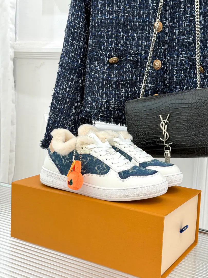 🏧𝐋𝐕Top quality of a donkey house. The new one is a couple.👫Leisure sports shoes The fabric is custom-made for cattle skin. The inside feet are all sheep's skin./wool. Original Opener CustomTPUOtsumi! size: 35-44 [Women40.41Custom]
