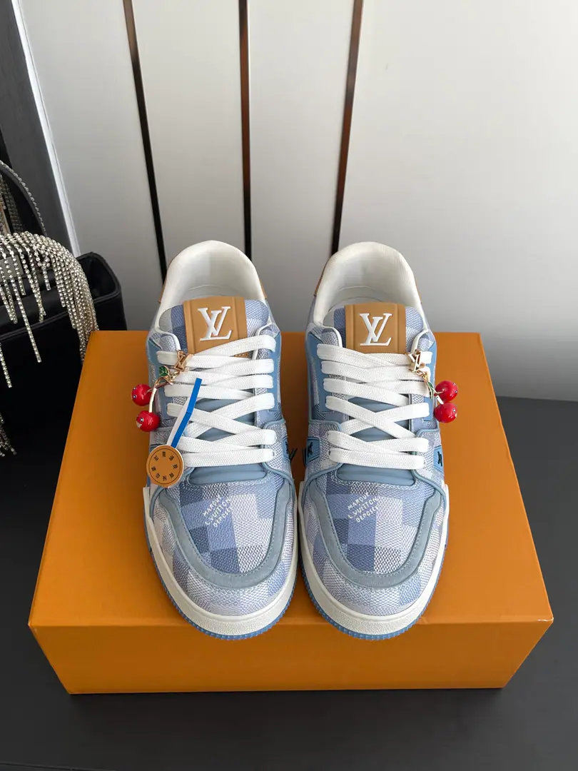 [Append+60] 🏧𝐋𝐕 𝐓𝐫𝐚𝐢𝐧𝐞𝐫 Louis Vuitton sports shoes. Skis. Couple money.！ Fashion original custom-made head-decked cow skin The original inside is custom-made in the air network. Original Open-Screen Double ColourTPUBottom of Group Codes: 35-45