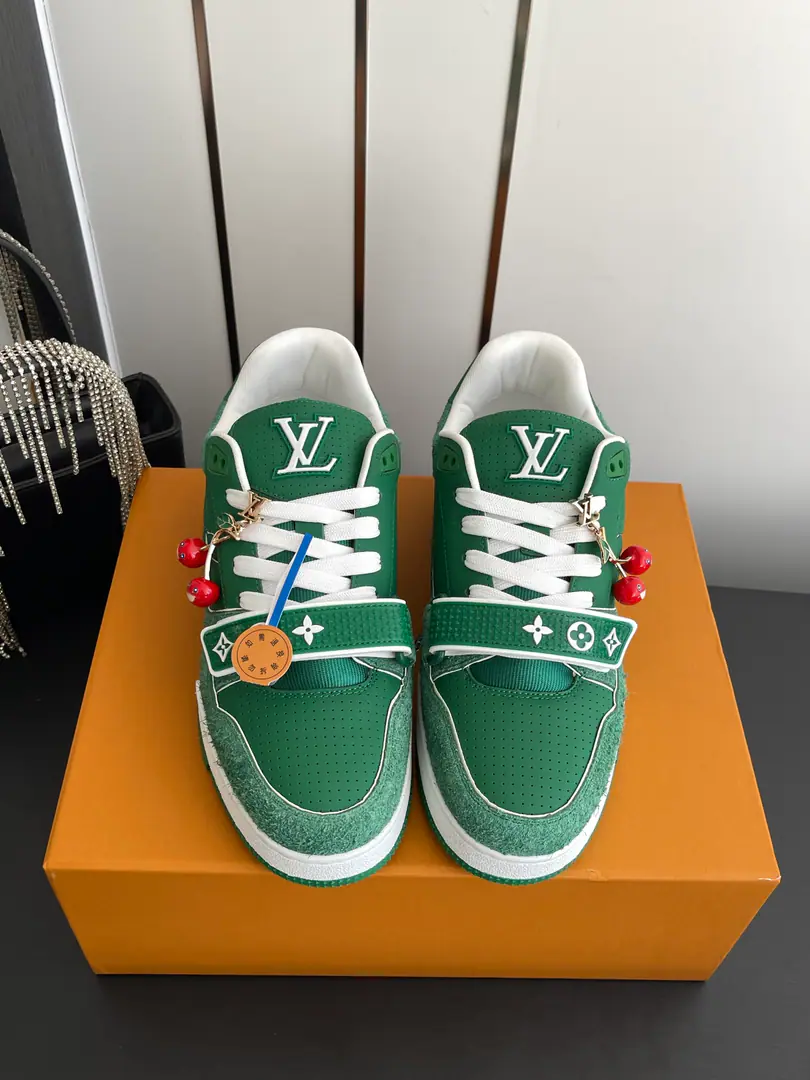 [Append+60] 🏧𝐋𝐕 𝐓𝐫𝐚𝐢𝐧𝐞𝐫 Louis Vuitton sports shoes. Skis. Couple money.！ Fashion original custom-made head-decked cow skin The original inside is custom-made in the air network. Original Open-Screen Double ColourTPUBottom of Group Codes: 35-45