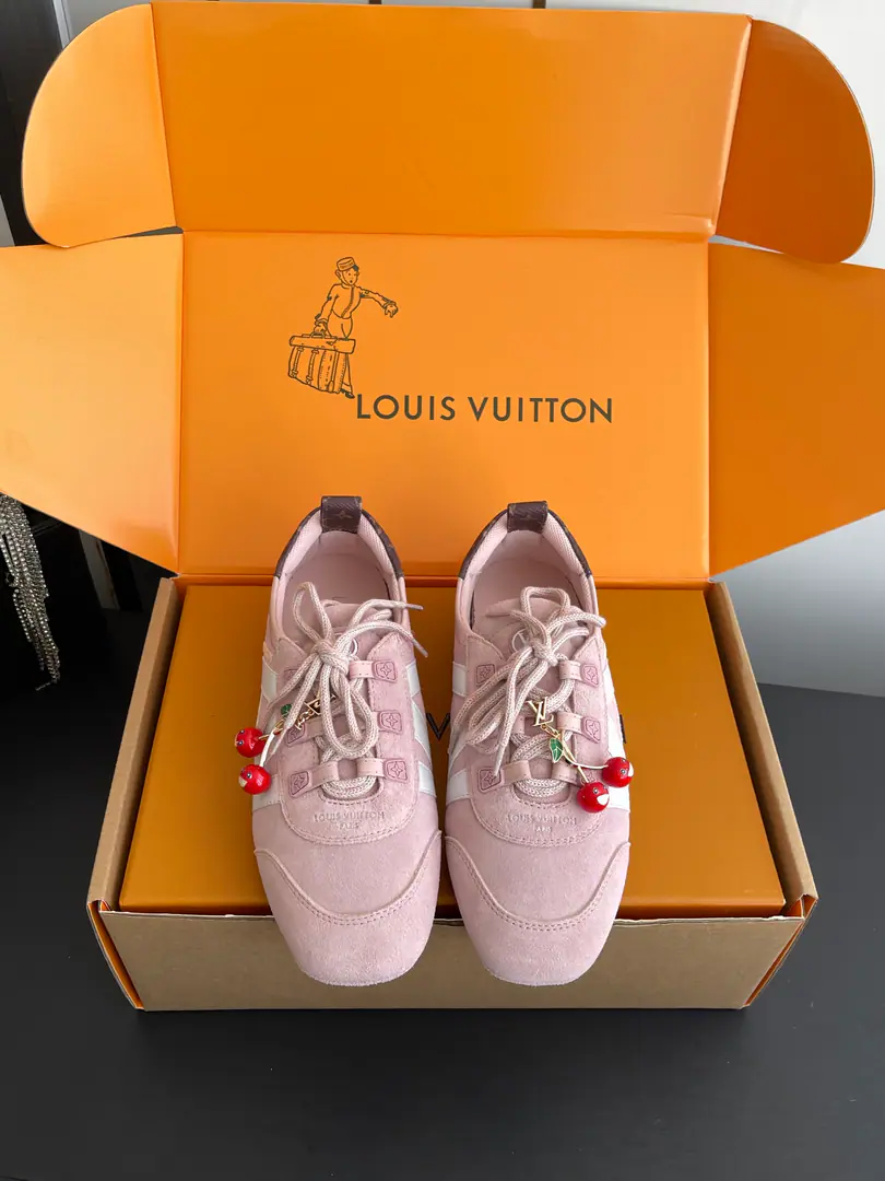 [🍒Cherry.➕60] 🏧𝐋𝐕 SneakerinaThe ballet shoes. Flat shoes, leisure shoes. Paragraph LV Sneakerina Ballet sneakers for summer., Will Monogram Daningbu is a fine match with the same colored cow leather.. The pair of shoes with the color. Monogram Flowers hanging, It's a fun one.. Sides are accelerator. LV Letter and rubber Louis Vuitton logo, The distinctive features of the current design. Monogram Daning's fabric./Cow leather./A leather belt. Louis Vuitton ElementsSacchetto Process infusion TPU Outside Codes: 35-41（40.41Do it.）