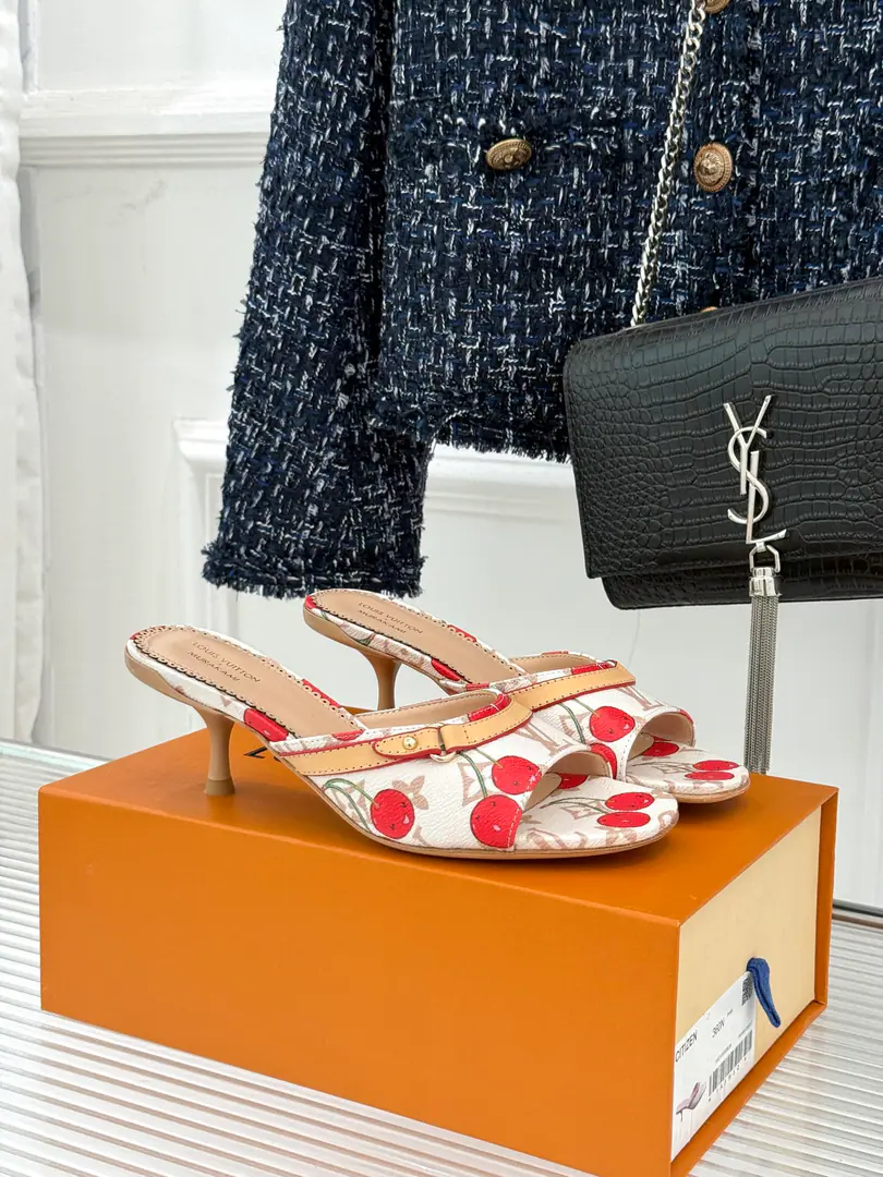 🏧𝐋𝐕Classic old flower cat and slippers. Little Red Books are a superb classic. Classic old flower design. Fresh and fresh. The suit rate is extremely high. I'm a big fan of the whole thing. It's a big deal. It's not childish to lose your age. You can wear classics that are not obsolete for years. The fabric is made of cow skins and old-fashioned cowboy cloth. He's got a little foot in his head and a little sheep skin. Italian imports of cattle and skin He's tall.: 5cm size: 35-42（40/41/42Do it.）