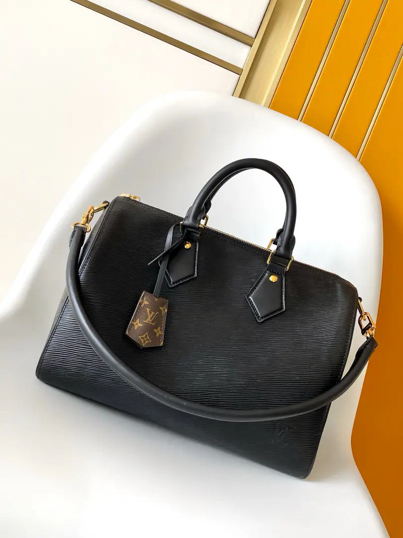 M25671 Top First List Developments Paragraph Speedy Bandoulière 30 Handbag by Pharrell Williams A fashion partner. Nigo Well designed., For the cattle leather. Monogram A combination of handwriting.“Louis Vuitton.”, “Paris”and“Tokyo”French and Japanese. The leather is covered with the same stamp., Create a visible visual effect. 32 x 22.5 x 18 (centimetres) ((Long x High x Kuan) • Cow leather. • The leather side of the cow. • The insides of the cow leather. • Metal • Main partition with locks. • Inline bag • The zipper bag. • You can remove the bags. • Name • Key bag. • Shoulder belt.: Disableable, Adjustable • Half a band.: 46.0 centimetres • Half a length of the belt can be moved.: 60.0 centimetres • Hand handle.: Hand handle.