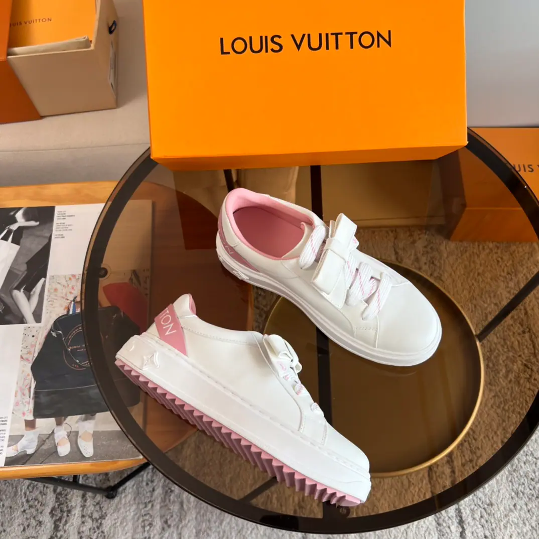 LVA pair of fairy-shoes will conquer.~ A nice, beautiful, clean pair of white shoes.~ Yeah. It's so simple., This way. Ewey's a little...~Cavay's little white shoes. I felt a little bit more of a girl on my upper foot., Ha ha!, And... Design shoe-faced sculptor The drill is full of high-end., After And design details., That's it.⊙⊙ The network is out of stock., Come to my house and fly straight now. High-end quality, After the sale,. size35~39
