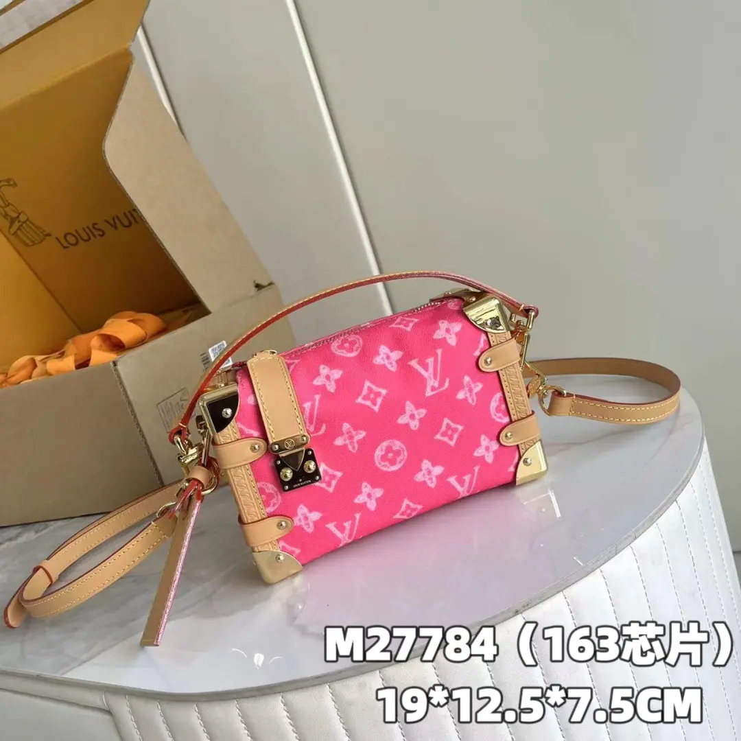 【 C01 Chip version】 Internal pricesP Paragraph: M27784, Original List Enhancement💪【I'm taking a background picture.】This paragraph celebrates the birth of Louis Vuitton's landmark. Anniversary, This sectionSide Trunk PMThe handbag version will be the original rose pink.MonogramContemporary Colour of Patterns, It's combined with the retro-enactment of the original brand.. The bags are made of canvas., It's a little bit of a skin.（Including a signage address plate.）, And a gold lock and a box of inspiration from the history suitcase.. Dimensions: 19 x 12.5 x 7.5 centimetres （Long x High x Kuan）