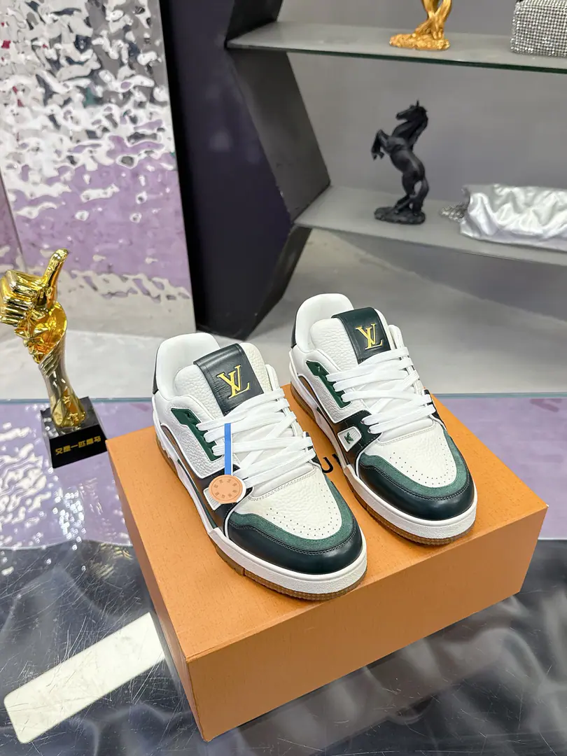Plant Original development Quality out. Welcome to the comparison. ❥❥❥❥❥❥LVShoes Series LV Trainer MaxiThe sneakers bring in the loose contour of the dress series.VirgilAblohIn the pen.LVTrainerSports shoe design, Yes.2026Spring and summer boys show.. The skin of the cow and the face of the skin, the fabric and the laces., And with a bunch of beads, you can see the classics.. LVLetters with shoe tongues, MonogramFlowers are outside.. Mixed Materials It's made of top-deep cow skin., Import custom-made cowboy cloth packages, Coarse shoe tie-tape design, Sideband Monogram Big stamp., Shoe tongue and back heel.”lv 54“Emblems., There's a rubber coat. Monogram Flowers., The cotton in the web., Comfortableness is as great as ever., The legacy of the good., Quality is paramount., Worth it.！ Codes: Female35-40 Men39-45 ♡Full package with original gift box