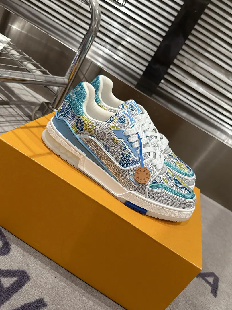 🏧𝗟𝗼𝘂𝗶𝘀𝗩𝘂𝗶𝘁𝘁𝗼𝗻Couple money.👫" LV trainerGlobal limitbulingbuling✨The top-of-the-shoe Quality of the Recreational Sports Shoes Series！ Louis Vuitton, Director of Art.Virgil Abloh The new revolutionary work that we've brought in. I want to put street style into shoe-shoe fashion., More young., Diversity. You're more personal with different socks.😍 Original custom-made cow skin.A special stamped cowboy cloth package. The luxuries of the membrane crystals can't drill. Packet process Solid sewn by locks TPUThe original is comfortable. Full package with original gift box Size35-45 [Women40.41Men45Do it.]