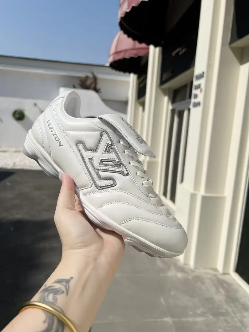 2025New annual paragraphLVCouples with the same pair of shoes., 🔥🔥🔥It's just a fashionable thing to wear. This one. Footprint Soccer ♪ The sneakers on ♪2025The spring and summer fashion show., Yes.Pharrell Williams The first time I ever designed a football shoe.. Shoes are inspired by football that goes beyond generations and cultures., Echo2025Spring and summer fashion show., Theme for universal participation. Shoes are famous for their fluid design., The side is moving.IV InitialsSigning dots, The shoe-teleton straps are inspired by football.Lvers UnitedEmblem., And the soles of the soles of the rubber shoes are a lot of Louis Vuitton.. ♪ Fancy and leisure ♪ The fashion world., Codes（Female35-41, Women41Do it.）（Men39-46, 45-46Do it.）