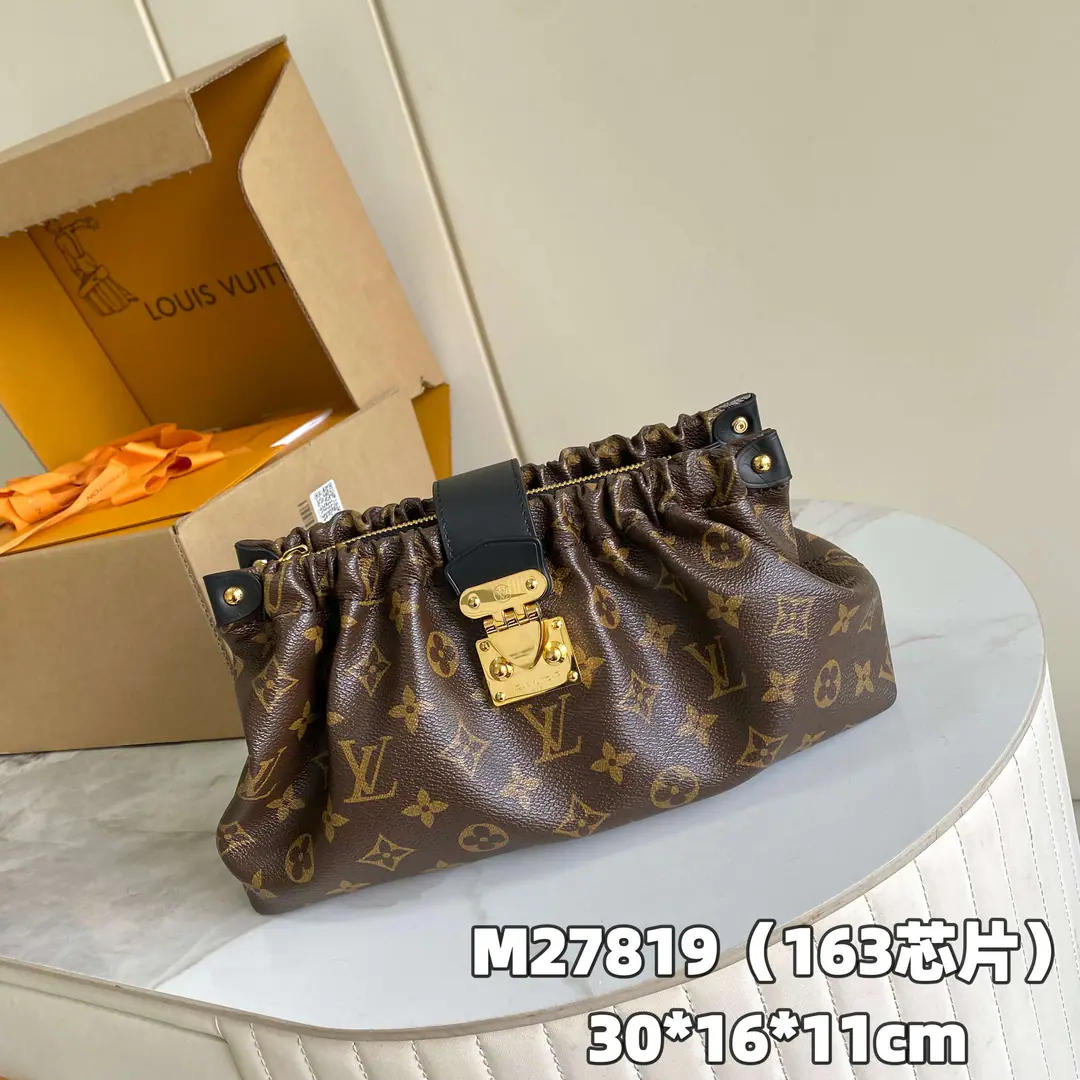 【 C01 Chip version】 Internal pricesP Paragraph: M27819, Original List Enhancement💪【I'm taking a background picture.】New paragraph💕From 2026 Cruise Series, Pochette Sling The handbag is the best choice for making a day and night.. It's by Monogram The canvas is made., Use the pirating process to create a unique wrinkle effect.. This elegant bag has a glimmer of glitter and color. S-lock Lock button, It's easy to charge a cell phone at the right size., The daily needs of wallets and several commonly used cosmetics.. Dimensions: 16 x 11 x 30 centimetres. (High x Kuan x Length)