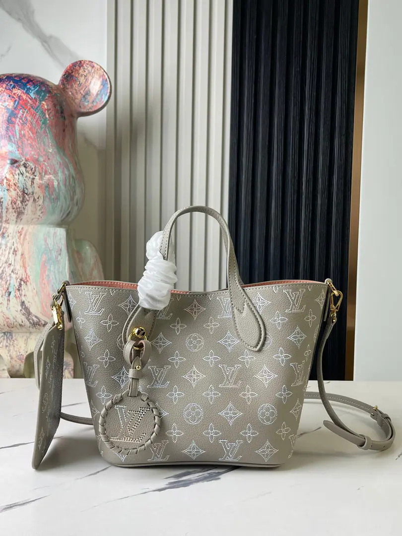 【Top First List It's so exclusive.】M23758Light Grey Full-water bucket bag series Blossom Little Tot Bag. Gray Gradient (Empty) From Ays Mahina Flight Mode Series, Soft, flowered leather shapes the fall effect.. Monogram A little leather on the puncture pattern., Combining leather decorations, Release the test of symmetry.. The inner partition and undry zipper bags are properly collected for daily supplies. Dimensions: 20.0 x 20.0 x 12.5 centimetres.