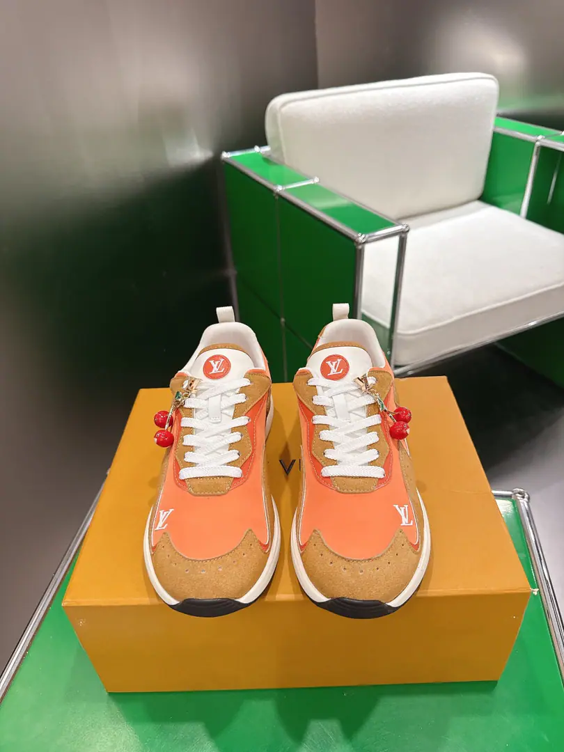 Top Version: （k ) LVLouis Vuitton. NewDropA series of leisure shoes. Run-shoes.‼️ Louis Vuitton's shoe-shoe series is a match for the needs of the occasion.: A-twigs and shoes, commercial or formal., Boots., Mokasin and LeFoot are all over the place., There's another brand. LVTrainer You can choose a high-end or low-end sports shoe.. Director of Creative Pharrell williams Every season is a new classic. Fabulous.: Original custom nylon＋Cow leather. Uchi.: The original custom-made air network. •Shoes under the sole.: Original modeling of slide-resistant rubber material Bottom: 3.5CM Size: 40-45