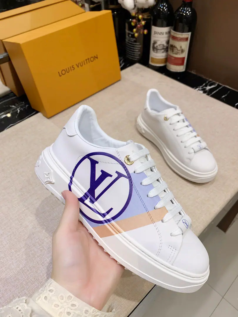 LvAutumn and winter.Time OutLeisure sports shoes, Original1:1The second kills all the imitations., This new fashion shoe stripes andLv Circle The logo is very visible., Monogram Flowers bloom at the bottom of the sky., Shows the color contrast of the birth movement, Having a special design element. Fabulous.:Silk cow skin., I'll put my foot on the skin inside.（Bullskins.）.And fine original shoes,, Original rubber thick bottom, Slipperproof grinding., 4Color: Red, Black, Blue, Green.35-40Code,（34and41, 42Codes can be ordered.）