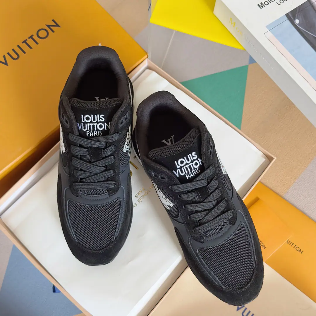 Top Version: Men LVLouis Vuitton. LHome. Donkey. RUN AWAYSeries Leisure Sports shoes Original procurement development Make the goods. Paragraph Run Away Sports shoes, fit. Monogram Daningbu and the technology grid., Showing the inspiration of running shoes.. Don't get into the work detail., Embroidery LV The letters were swayed over the side with the long tail of the comet., Louis Vuitton's logo is a shoe-strap. Send a cabinet for fine packaging🛍📦 ▪️Fabulous.: Original import of head-level cattle skin+Network ▪️Uchi.: The original imported air network. ▪️Shoes under the sole.: Original OpenEVA+TPUMaterial ▪️Bottom: 4CM ▪️Size: Men39-45（Custom46/47）