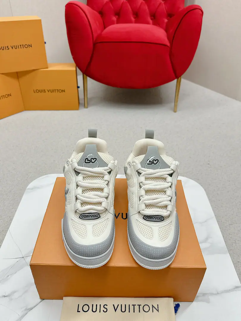 🅿️ Louis Vuiton·Louis Vuitton.🍀 🍀 LV SkateA series of bread shoes.-Skis.-Basketball shoes.-Leisure sports shoes Top Version🔝Original purchase development for sale👍🏻[Fireworks]LV SkateFrom2020Start extensionThe ViewProfessional skateboarding., It's been going on.90The big ones.. The designers added the stylish element., Like open-faced shoes and tongues and direction.Axion, esandDCThe strap of honor.. This one.LVSK8The sneakers are different from the typical skateboard shoes., It's made of cowbucks., WithTPUArranged andMonogramTexture. And finally..., And on his heels and his tongue.logoAnd the side flower pattern.. ☑️ Fabulous.:Original customized head-level cattle skin+Airnet. ☑️ Uchi.:The original imported air network. ☑️ Codes:Women35-40 Men39-44（Women40 Men45.46Custom No re-election.）