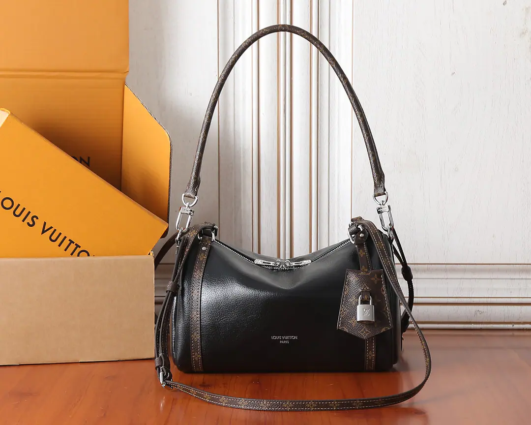 【 C01Dynamic chip】Top First List, Development of the original✨‼️It's a classic. Express The little handbag shows up the brand. Monogram Saga Marking, ♪ And the undisturbed rock ♪. It's made of cattle leather., With the leather.. Inline dottt signature Monogram Pattern. The key bag and the locks are all freeing up the light., And you can be tied to a zipper., Make something else.. Cow leather./Louis Vuitton's special canvassing and leather.Monogram Double zippering of fabric lined metal with unplugable lockable key bags（But he's got a zipper.）A shoulder belt.: Disableable, Adjustable！！Model:M27920. Dimensions:26x17x13.5CM