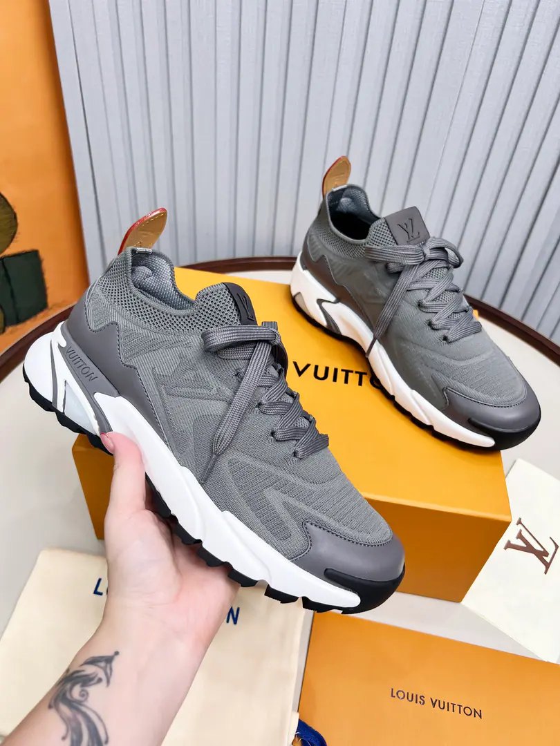 Top Version LVLouis Vuitton. LDonkey.Runner TaticSeries Thick Leisure Sports shoes Run-shoes. Original procurement development Make the goods. Paragraph LV Runner Tatic The sneakers blend with fabrics of flying fabric., Inspired by the traditional hiking shoes.. LV Letters written on one side, Louis Vuitton logo, Light, grinding rubber outside perfects the whole. Send a cabinet for fine packaging🛍📦 ▪️Fabulous.: Pre-release customized fabric ▪️Uchi.: The original custom-made air network. ▪️Shoes under the sole.: Original model-based skating rubber combination material ▪️Bottom: 4CM ▪️Size: Men39-45
