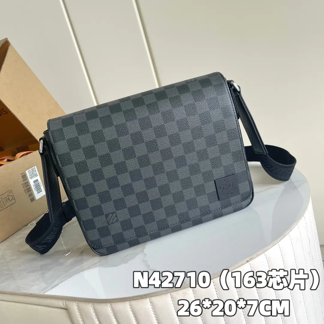 【 C01 Chip version】 Internal pricesP Paragraph: N42710, Original List Enhancement💪【I'm taking a background picture.】Paragraph District The small mailman bag is more compact than the previous version., By Damier Graphite The canvass strengthens the classic contour and fine scale. The outer and inner bags of the zipper are the order of the items., Louis Vuitton's identification shoulder belt is remixable for length.. Damier Graphite A coated canvas with a fabric of leather and a metal piece and a taped top and a pocket with a pocket and a shoulder belt in the back., Adjustable！！Dimensions:26x20x7CM