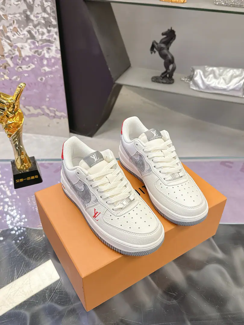 Plant The joints are crazy.💗Couple money. Boxing The quality of the Guangzhou factory. Nike. Air Force LVJoint name-Fly blue. Anniversary high-end custom Low-end leisure shoes. The big factory is of pure quality. Super-cleaning. The skin is cut clean and there's no fur. The details are perfect. Size: 35-45