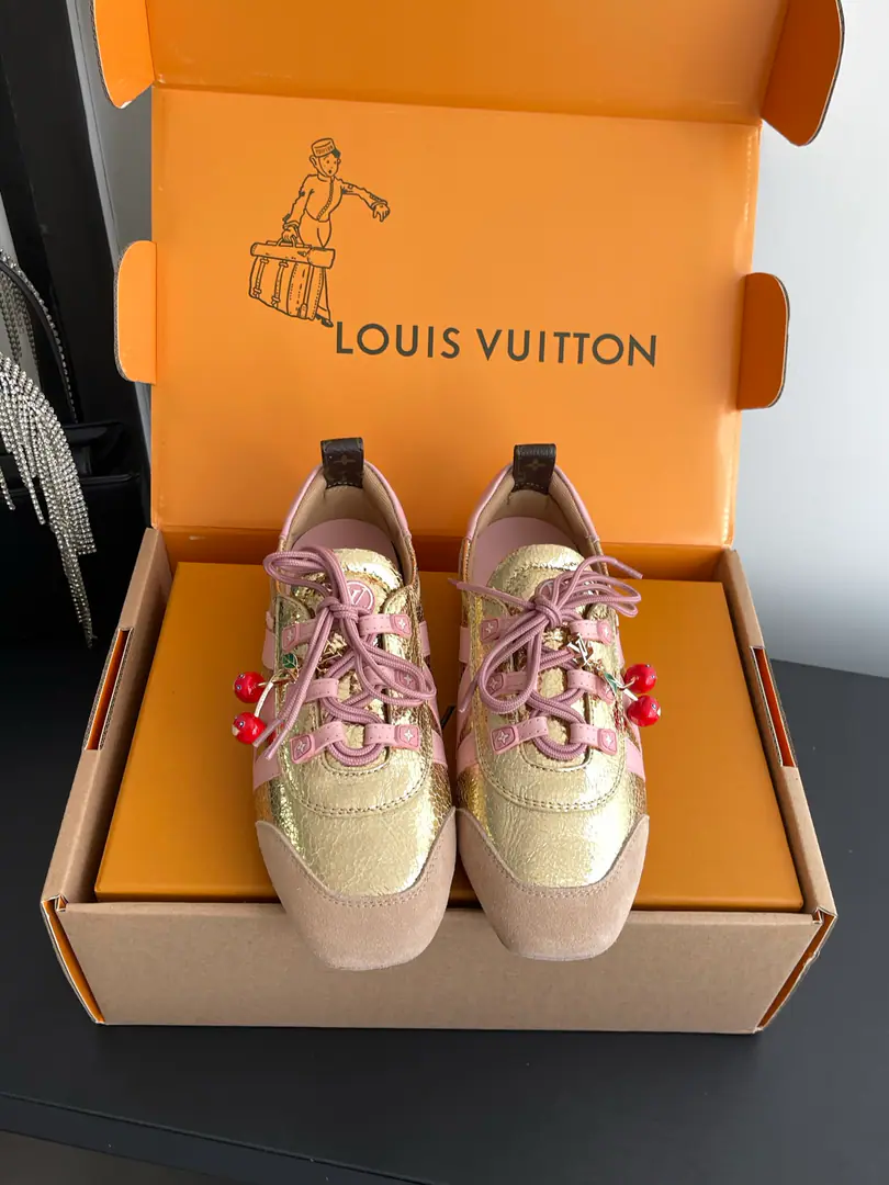 [🍒Append➕60] 🏧𝐋𝐕 SneakerinaThe ballet shoes. Flat shoes, leisure shoes. Paragraph LV Sneakerina Ballet sneakers for summer., Will Monogram Daningbu is a fine match with the same colored cow leather.. The pair of shoes with the color. Monogram Flowers hanging, It's a fun one.. Sides are accelerator. LV Letter and rubber Louis Vuitton logo, The distinctive features of the current design. Monogram Daning's fabric./Cow leather./A leather belt. Louis Vuitton ElementsSacchetto Process infusion TPU Outside Codes: 35-39（40.41Do it.）