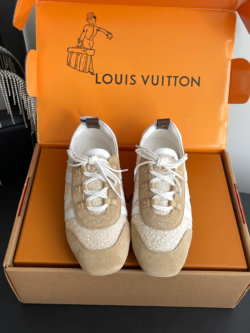🏧𝐋𝐕New Series Ballet sneakers. - Tetsu. Sneakerina Ballet wind shoes make flow lines with silky cow leather. The comfort of lightly shaped and sports shoes with ballet shoes. Side LV MarkingMonogram After the canvas, bring the details. Sacchetto Process and TPU The outside is a softer dress. Three pieces of accessories. Make it work.. The original top-of-the-wall cow.+Special materials Inside, customize the air network using the original. Original version to open NoteTPUMaterial Codes: 35-42（40.41.42Do it.）