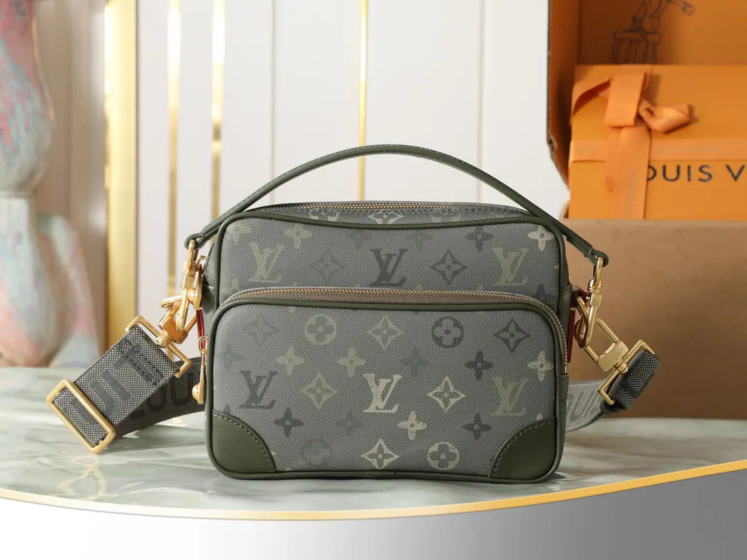 【Top First List It's so exclusive.】M27095Military Green Man-bag postman's bag. Nil Handbag. Paragraph Nil Handbags. Monogram Surplus The paints of the canvas are retrograde., And baked in a smooth colored way. Monogram Pattern. Old metal and sunny leather upgrades the yalky style. Dismantling the top handle and the adjustable broad shoulderband provides a variety of configuration options. 17.5 x 11 x 25 centimetres(High x Kuan x Length)