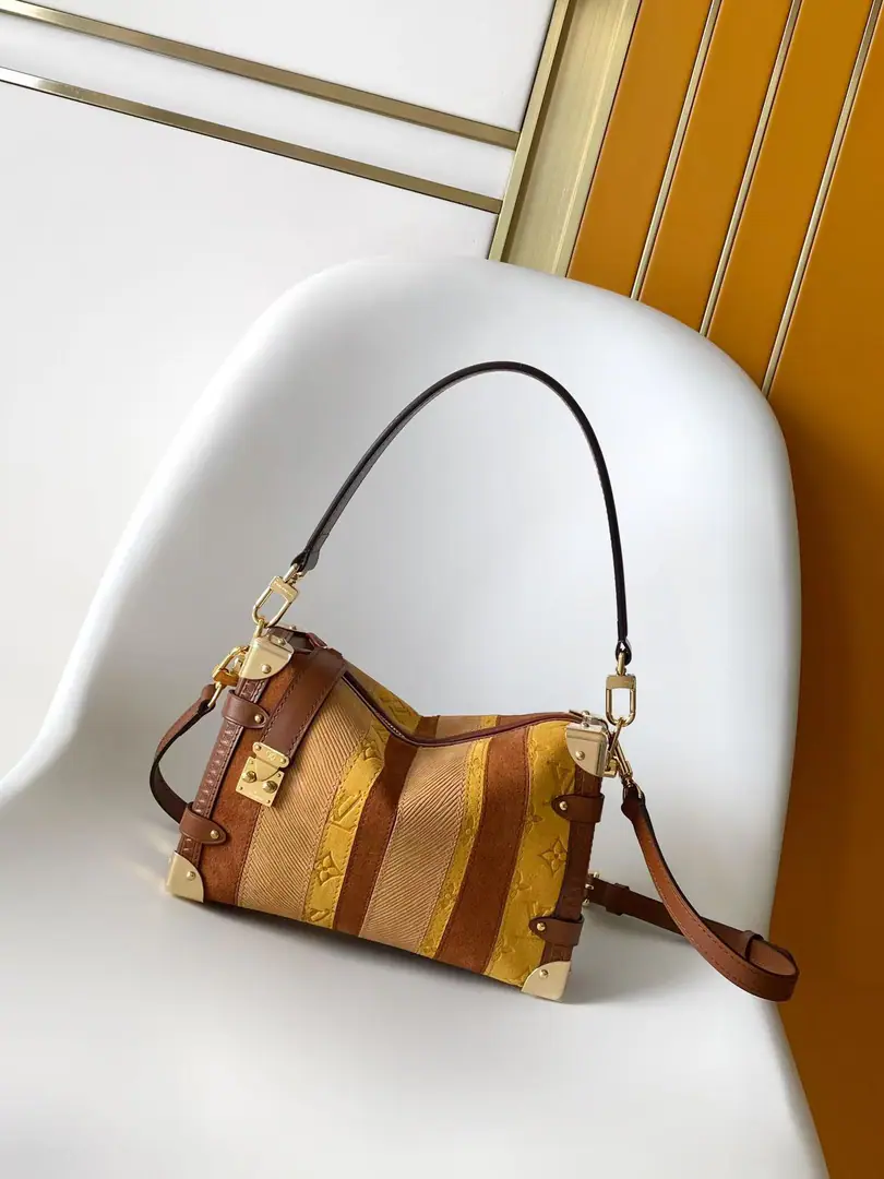 M29662 First paragraph Side Trunk The medium handbags make colour puzzles with thin fur., A little graceful with the furry edge., Combining the marked metal edges and S-lock Lock button, To upgrade the sensory experience of vision and touch.. And you're using a slashable strap., We're going to be on the back with a lot of things.. 23.5 x 16 x 8.5 (centimetres) ((Long x High x Kuan) • Fly-feathers. • The leather side of the cow. • Microfibre liner • Metal • The zipper's open and there's a couple of them. S-lock Lock button • Acceptable 6.7 Inches of smartphones, Headphones, Zippy The wallet., Keys and lipstick. • France, Made in Spain or Italy, or manufactured in the United States using imported materials • Shoulder belt.: Disableable, Adjustable • Half a band.: 45.0 centimetres • Half a length of the belt can be moved.: 55.0 centimetres • Hand handle.: Single handle., Disableable