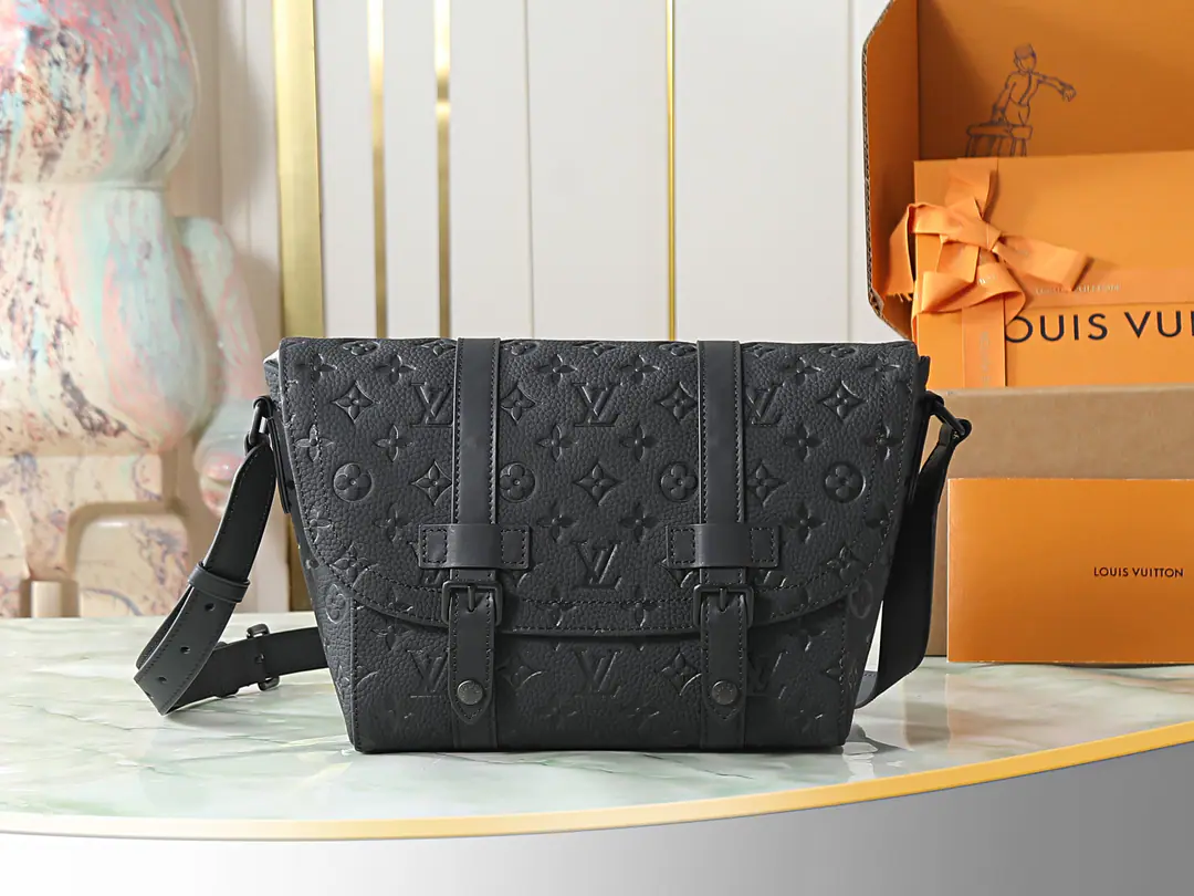 【Top First List It's so exclusive.】M28324 Black（Pump flowers.） Christopher Mailman's bag is... Monogram Particle Taurillon jmThe leather is paired with smooth leather., ♪ And highlight the delicate texture ♪. The caps and the line of profit inject the mooring into the classic design.. A loose structure can be a secure source of revenue and a light back., The big shot of a day-to-day career.. Dimensions: 29 x 25 x 9centimetres