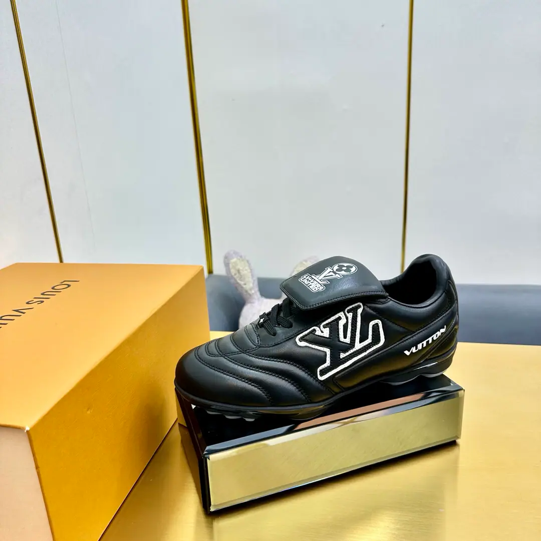 Plant price 2025New annual paragraphLVCouples with the same pair of shoes., 🔥🔥🔥It's just a fashionable thing to wear. This one. Footprint Soccer ♪ The sneakers on ♪2025The spring and summer fashion show., Yes.Pharrell Williams The first time I ever designed a football shoe.. Shoes are inspired by football that goes beyond generations and cultures., Echo2025Spring and summer fashion show., Theme for universal participation. Shoes are famous for their fluid design., The side is moving.IV InitialsSigning dots, The shoe-teleton straps are inspired by football.Lvers UnitedEmblem., And the soles of the soles of the rubber shoes are a lot of Louis Vuitton.. ♪ Fancy and leisure ♪ The fashion world., Codes（Female35-41, Women41Do it.）（Men39-46, 45-46Do it.）