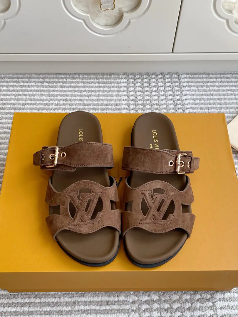 Batch 🐳LV｜ISLADouble buttons, thick sandals.✨ The counter.26SSNew paragraphISLAHoliday Series, Summer Blast. Import head-decked cow skin/It's two types of skin., EmptyLVPrecision. Double-modifiable metal belt, You can fit with your legs. I'll put a thick, fat, fat, fat-ass waterboard., I'm not tired of walking. Original flower-stressed, slide-proof rubber floor., Full details. size: 35-39（40.41.42Do it.）