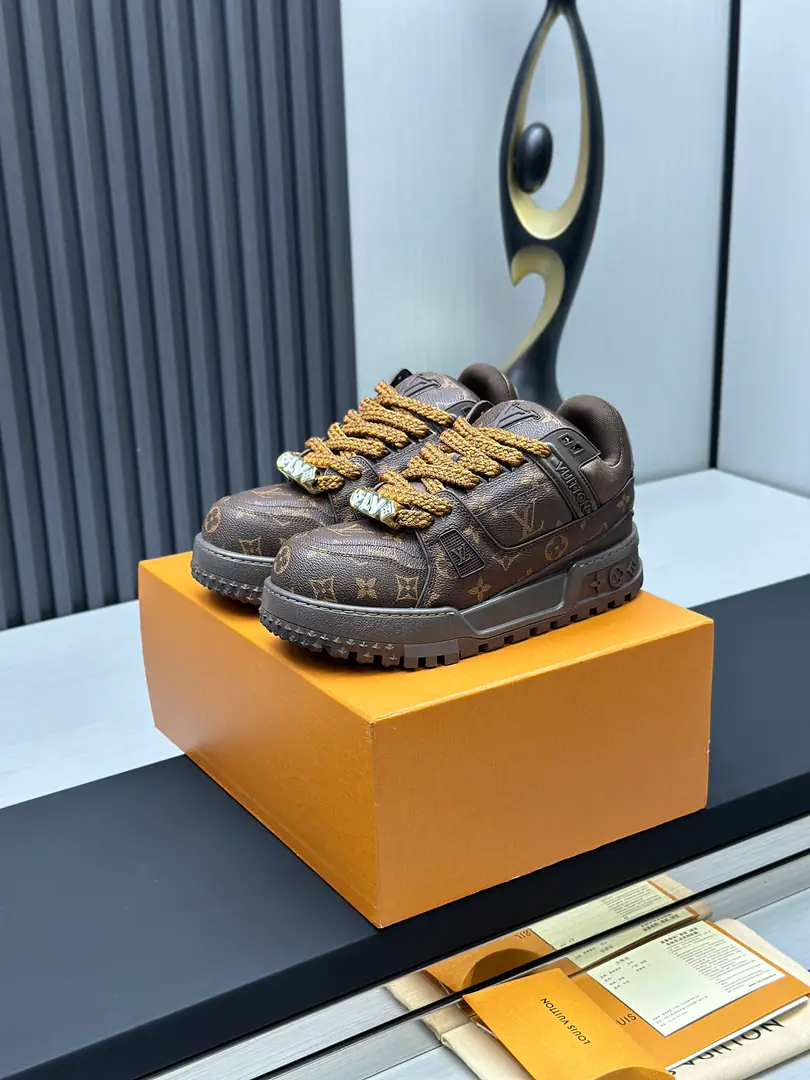 Plant prices Top Version （Fat Ding.）LV-Louis Vuitton.-A classic show. Empty glue process·Original1: 1Develop Rematch！！The upper foot is very comfortable. Luxury materials, - I'm doing a little work., The bottom print is European English letters. The shoe face is combed by Italian imported cow skin., The side of the side is branded.LOGOSigns and signatures, The latest emulsion pad.➕The netted inside., I'm so comfortable with my feet.. Original factory-specific double colourTPUGroup Bottom. Packet process Solid sewn by locks Fabulous.:Uniquely customised head-deck skin. Parts:A private model.Vuitton Marking Uchi.:Customize silk slides.-In the top silk cow. Otsumi!:TPUCombine heavy ground grinding and skating yellow Foot.:New emulsion pads.-The veil is sweaty. Pool process:All computer needles are wired. Shoeheads. Backset Cold thermal mode. Full pull-out. Medium down.logoStripes Box packing -Shoe belt. Certificate Card Notes Accreditation Dustproof bags The best wrapper on the net. Female35-40Men38-46（38/46Make a no-refund order.！