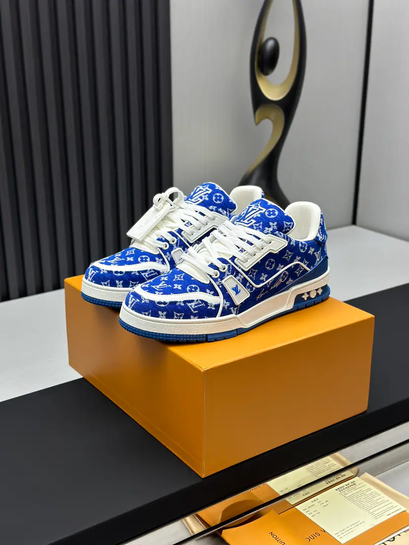 The factory is selling it. Top Version LV-Louis Vuitton.-A classic show. Empty glue process·Original1: 1Develop Rematch！！The upper foot is very comfortable. Luxury materials, - I'm doing a little work., The bottom print is European English letters. The shoe face is combed by Italian imported cow skin., The side of the side is branded.LOGOSigns and signatures, The latest emulsion pad.➕The netted inside., I'm so comfortable with my feet.. Original factory-specific double colourTPUGroup Bottom. Packet process Solid sewn by locks Fabulous.:Uniquely customised head-deck skin. Parts:A private model.Vuitton Marking Uchi.:Customize silk slides.-In the top silk cow. Otsumi!:TPUCombine heavy ground grinding and skating yellow Foot.:New emulsion pads.-The veil is sweaty. Pool process:All computer needles are wired. Shoeheads. Backset Cold thermal mode. Full pull-out. Medium down.logoStripes Box packing -Shoe belt. Certificate Card Notes Accreditation Dustproof bags The best wrapper on the net. Female35-40Men38-46（38/46Make a no-refund order.！
