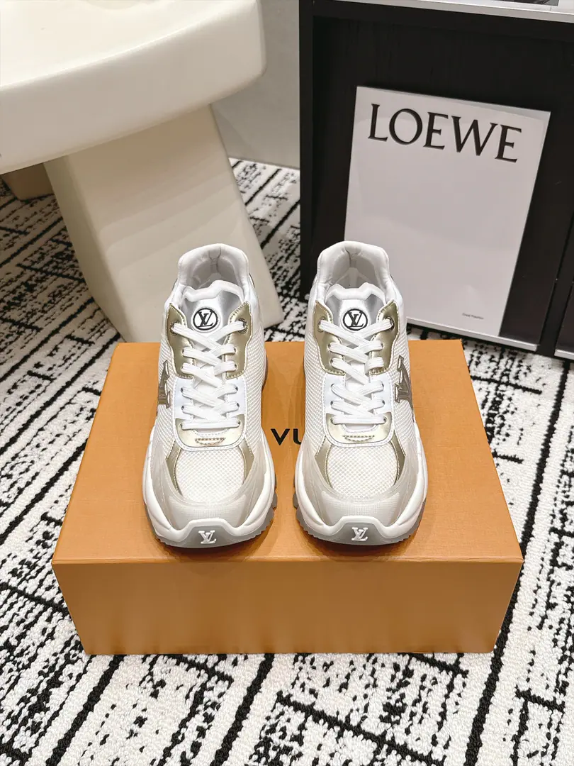 Requisition level #Female Louis Vuitton Run Away 26/New paragraph Leisure sports shoes​​ This is... ​​Louis Vuitton Run Away Sports shoes​​, White net shoes with silver leather., A light blue dot in the shoe tongue and shoelaces., Dark design, Both the tongue and the side of the shoe. LV Circle logo. The whole thing... LV Two years of a hot, old-fashioned shoe.. The shoes are not bad., A few key points. ​​Quite new.​​: White + Silver + The blue color is very good., Summer is a perfect dress.. ​​We're getting thicker.​​: It's a certain increase., But it's not that big a deal., It's natural to wear it everyday.. ​​I'm gonna get some air.​​: It's not boring in summer., Comfort is good in the same price.. ​​More colours​​: Except for this white blue color., And black and white., Pink, Full white waiting for multiple colours. Size: 35-39（40.41I'll make sure I don't change it.）