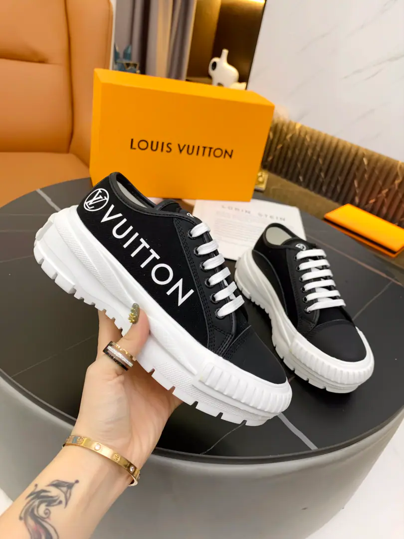 Latest🆕LV Squad Louis VuittonThe canvass. Louis Vuitton. Original development ♪ A fine canvas and a little cow's skin ♪, It's on the side.logo lv circleand vuitton♪ And the tide of youth ♪, The unique personality grows to be a different fashion style. Shoes under the sole.: TPUOtsumi! Fabulous.: A good canvas.+Cow! Thick: 5cm Colours: 4Color Codes: 35-41