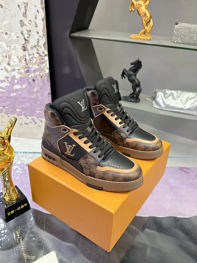 Plant Lv2025Showtime. Milanan man. Newest delivery.💗 Lv🆕TRAINER High Gang sneakers. Custom custom version Requisition process🌹 This section LHigh-band sports shoes show innovations from classic models.💎 High-end cattle.！The shoe-side process is complicated., Import of cattle and leather., PrivateTPUOtsumi!, There's a print on the outside.MonogramFlowers., This is a huge set of cards., You're handsome with your pair of foot-pants., The Gossip Girl is not a big guy., Fashionful.！😻 Size: 38-44（38.45.46Do it.）