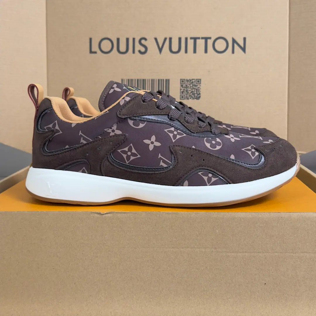 Top Version: Men LVLouis Vuitton.LHome. Donkey. FW26 NewDropSeries Leisure Sports shoes Run-shoes. Louis Vuitton's shoe-shoe series is a match for the needs of the occasion.: A-twigs and shoes, commercial or formal., Boots., Mokasin and LeFoot are all over the place., There's another brand. LV Trainer You can choose a high-end or low-end sports shoe.. Director of Creative Pharrell Williams Every season is a new classic. Send a cabinet for fine packaging🛍📦 ▪️ Fabulous.: Original custom nylon+Cow leather. ▪️ Uchi.: The original custom-made air network. ▪️ Shoes under the sole.: Original modeling of slide-resistant rubber material ▪️ Bottom: 3.5CM ▪️ Size: Men39-45